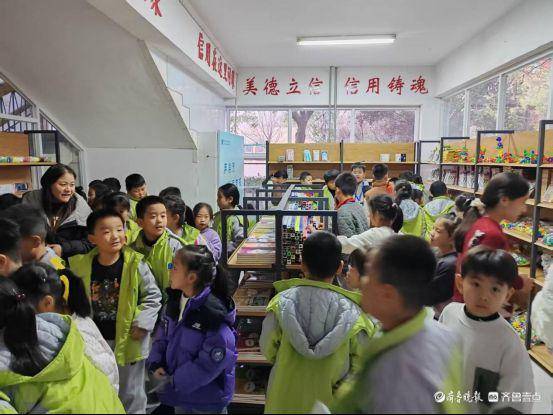 “美德币”当钱花！聊城这所小学的超市火了，德育教育“活”了
